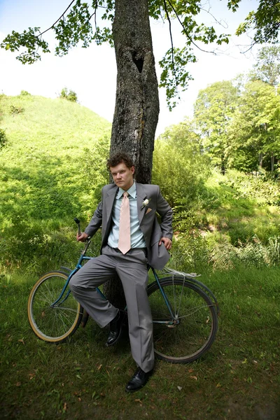 Bisikletli bir adam. — Stok fotoğraf