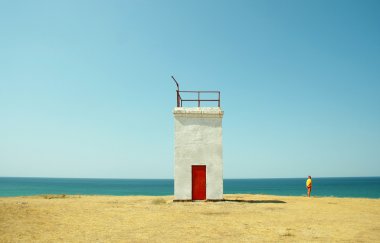 Девушка на берегу моря.