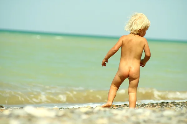 Ребенок на пляже . — стоковое фото