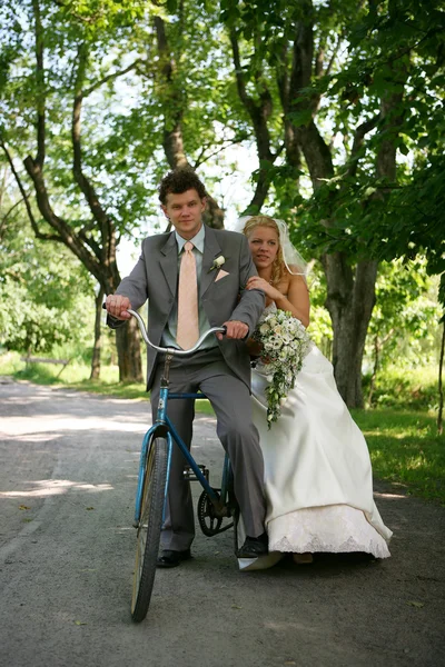 Jeunes mariés sur un vélo . — Photo