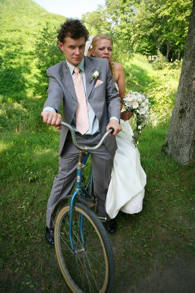 新婚夫妇在一辆自行车上. — 图库照片