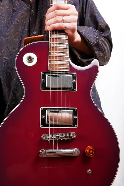 Guitarrista segurando guitarra — Fotografia de Stock