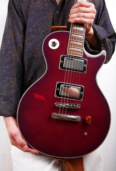 Guitarrista sosteniendo la guitarra —  Fotos de Stock