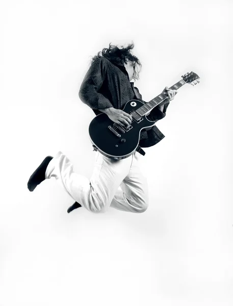 Kytarista hraje na kytaru v skok — Stock fotografie