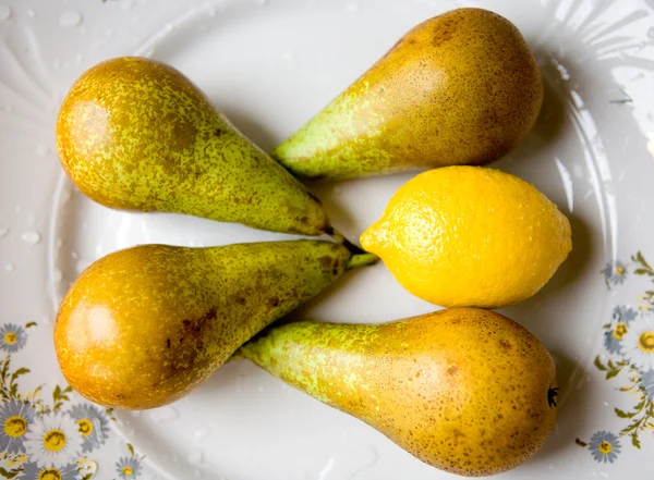 Pear and lemon — Stock Photo, Image
