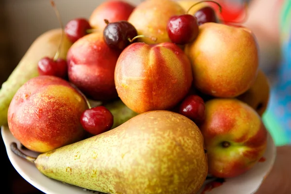 Frische Beeren und Früchte — Stockfoto
