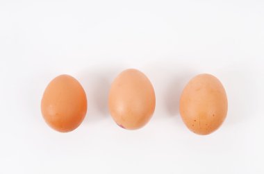 Beyaz arka planda üç yumurta.