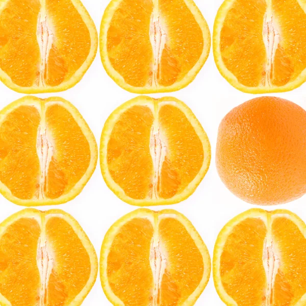Moitiés d'oranges sur fond blanc — Photo