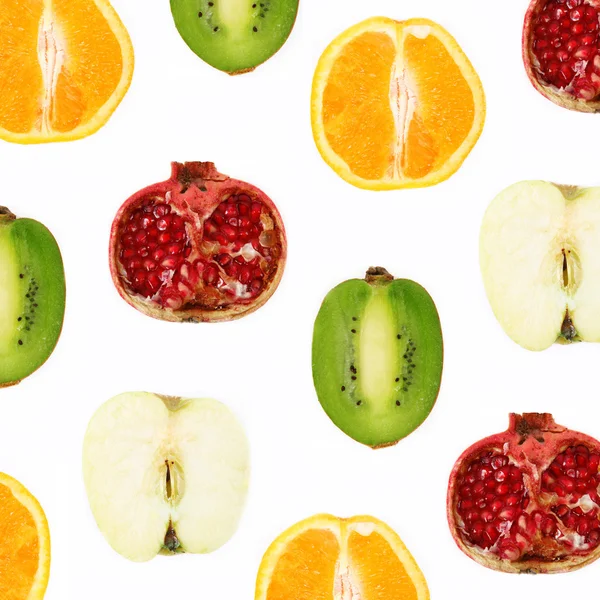 Нарежьте наполовину фрукты — стоковое фото