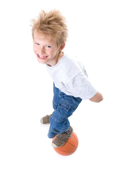 En pojke med en basket boll — Φωτογραφία Αρχείου