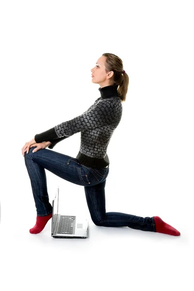 En tjej med en bärbar dator poserar framför — Stockfoto