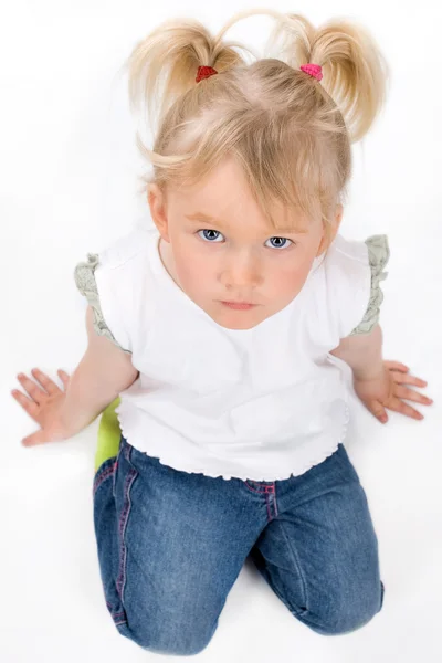 Мила маленька дівчинка сидить на підлозі — стокове фото