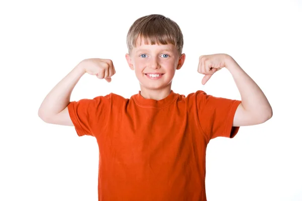 Der Junge zeigt seine Muskeln — Stockfoto