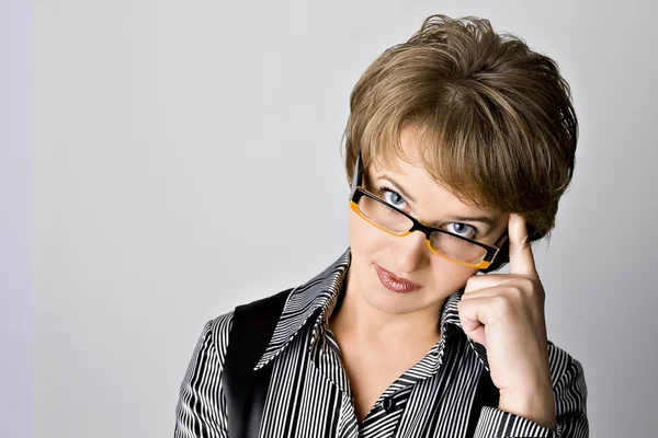 A mulher de negócios em óculos é dissati — Fotografia de Stock