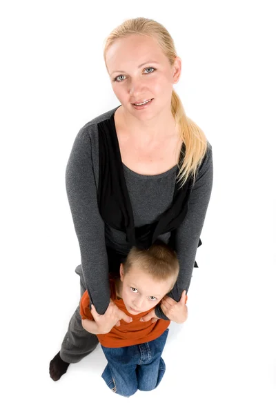 Portret van een jonge moeder en haar zoon — Stockfoto