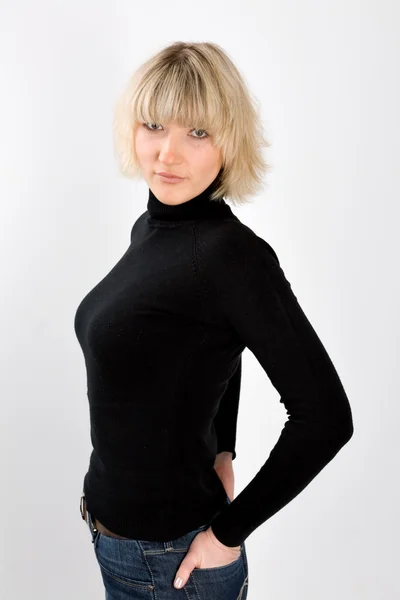 Attraktive junge blonde Frau in schwarz — Stockfoto