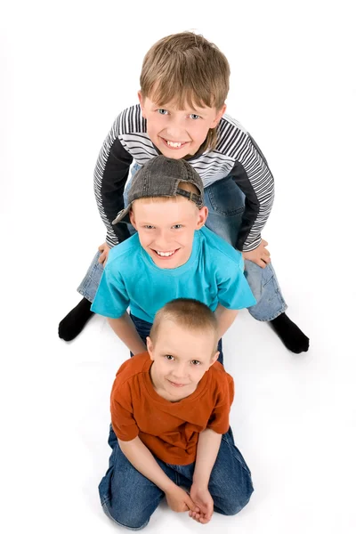Три мальчика на белом фоне — стоковое фото