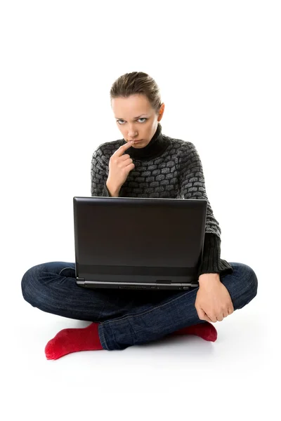 Депрессивная девушка с ноутбуком — стоковое фото