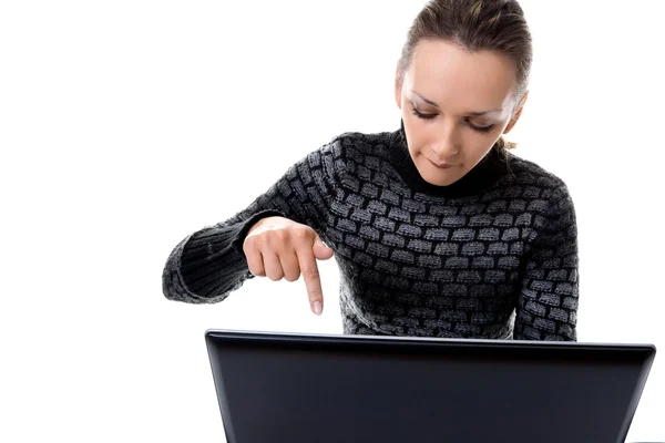 Девушка учится работать за компьютером — стоковое фото