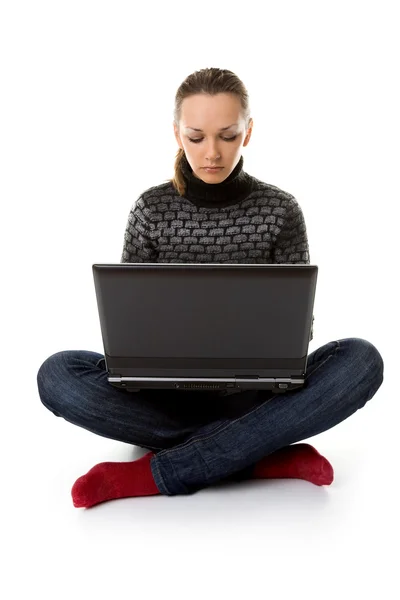 Девушка с компьютером на полу — стоковое фото