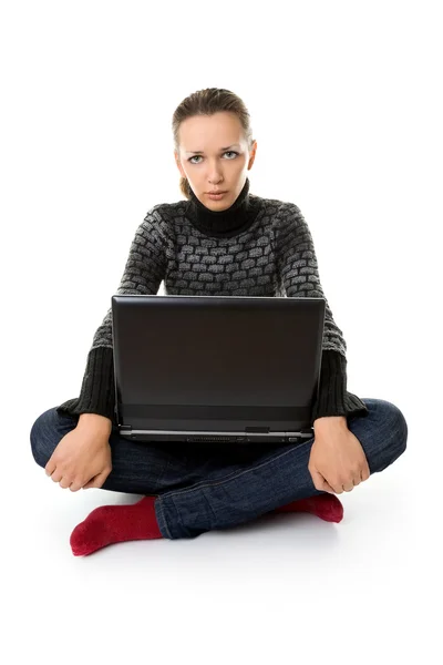 Грустная девушка с компьютером на полу — стоковое фото