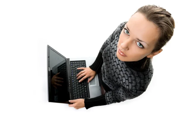 Sitzendes Mädchen arbeitet am Laptop — Stockfoto