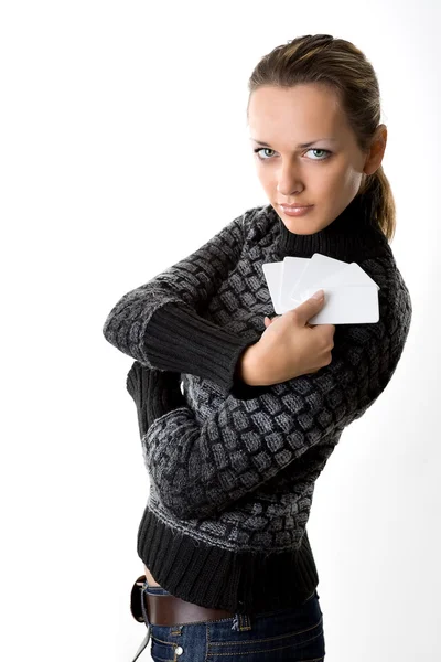 Молодая женщина держит пустые карточки — стоковое фото