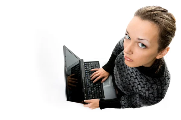 Девушка работает на ноутбуке — стоковое фото