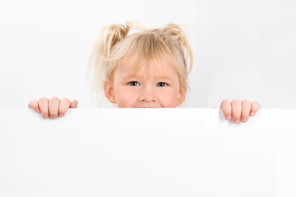 Маленька дівчинка тримає порожній знак — стокове фото