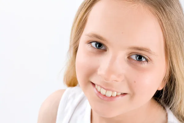 Портрет маленької дівчинки на білому — стокове фото