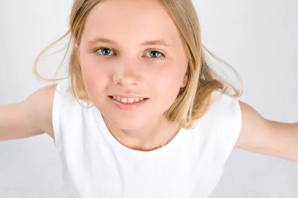 Portrett av den lille jenta på hvit – stockfoto