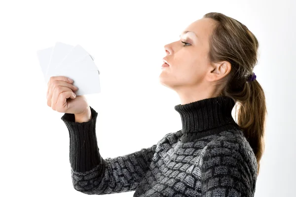 Женщина с пустыми карточками на белом — стоковое фото