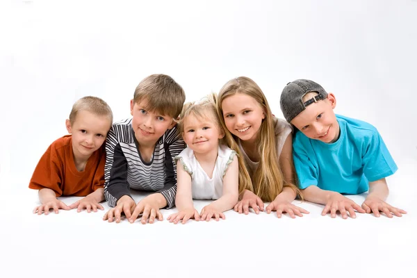 床の上の 5 人の子供のグループ ストック写真