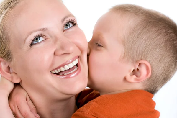 Il piccolo figlio bacia la mamma — Foto Stock