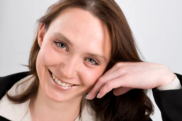 Усміхнена ділова жінка портрет на сірому — стокове фото