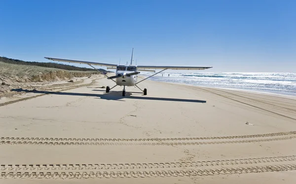 Airplane landing on the beach — Stock Photo, Image