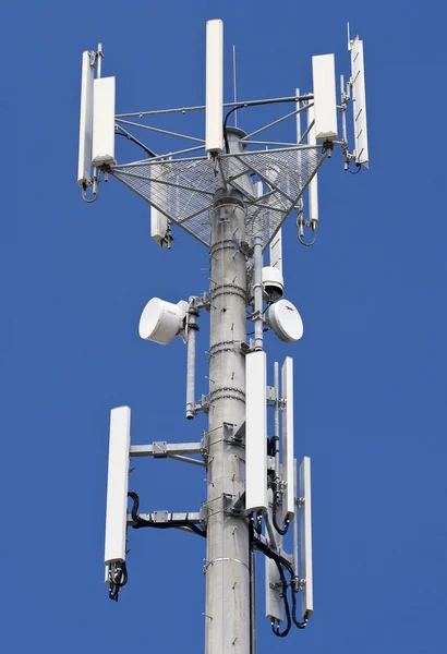 Vysoké telekomunikační vysílač — Stock fotografie