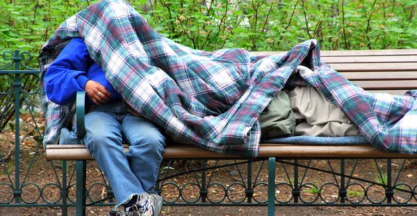 Бездомним чоловікам — стокове фото