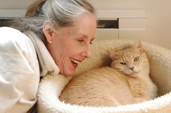 여자와 그녀의 고양이. — 스톡 사진