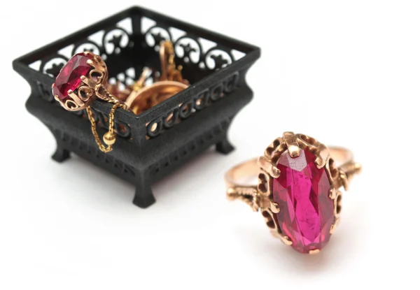 Låda med juveler och enda gyllene ring — Stockfoto
