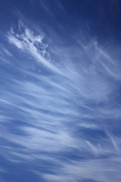 Blauwe bewolkte hemel als achtergrond — Stockfoto