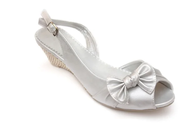 Zilveren vrouwelijke schoen geïsoleerd op wit — Stockfoto