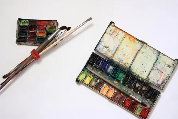 Goed gebruikte paintbox en borstels — Stockfoto