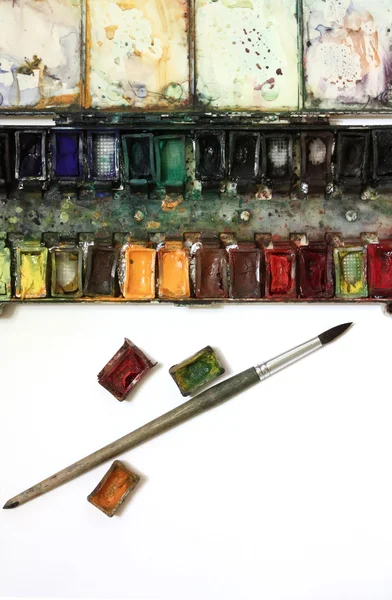 Gut gebrauchte Paintbox und Pinsel — Stockfoto