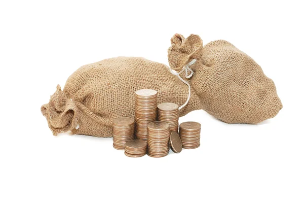Moedas de dinheiro em saco isolado em branco — Fotografia de Stock