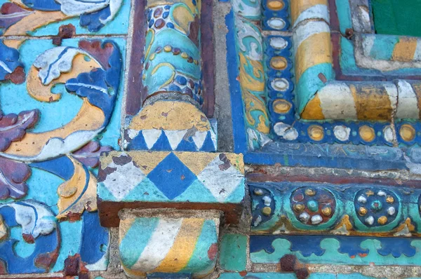 El fragmento del ornamento de la fachada del casquillo viejo — Foto de Stock