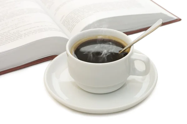 Книга і чашка з кави — стокове фото