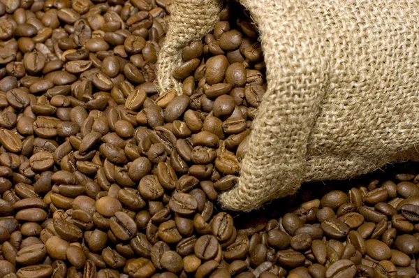 Linne påse med väldoftande kaffe på bönor — Stockfoto