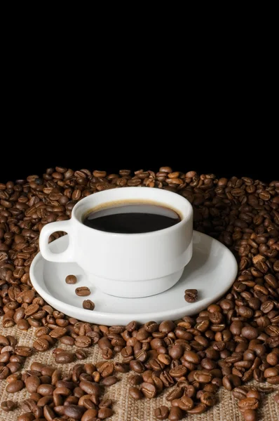 Чашка кофе на зернах — стоковое фото