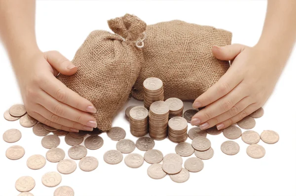 Mãos femininas protege sacos com dinheiro — Fotografia de Stock